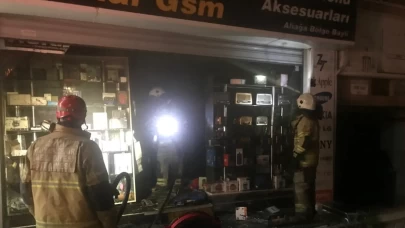 İzmir’de cep telefonu aksesuar mağazasında yangın paniği