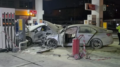 Çekmeköy’de kontrolden çıkan otomobil akaryakıt istasyonuna daldı: Araç alev aldı