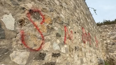 Amasra Kalesi’nin duvarlarını sprey boyayla boyadılar!