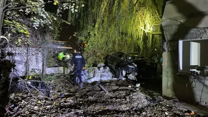 İki otomobil köprüde çarpıştı: Bariyerleri aşan araçlar iş yeri bahçesine uçtu; 1 ölü, 4 yaralı