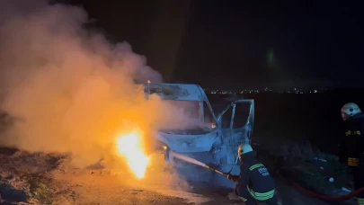 Panelvan bir anda alev aldı: Sürücü yanıklarla hastaneye kaldırıldı