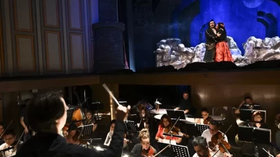 "Lucia di Lammermoor" operasında kostümler, dizi karakterlerinden esinlenilerek tasarlandı