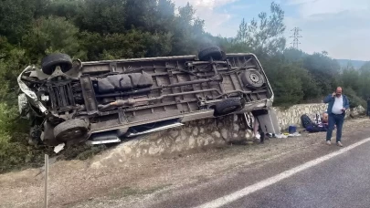 İzmir'de turistleri taşıyan minibüs devrildi