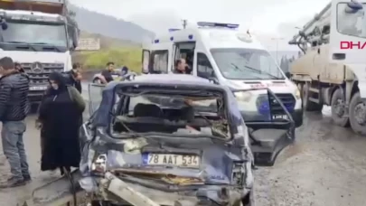 Karabük’te otomobil ile kamyon çarpıştı: 1’i çocuk 5 yaralı