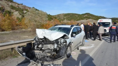 Otomobil hafriyat kamyonuna çarptı: 3 yaralı