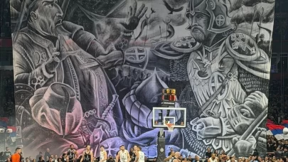 Sırbistan'da Türk düşmanı pankart