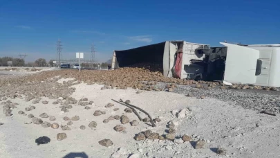 Konya'da pancar yüklü tır devrildi: 1 Yaralı