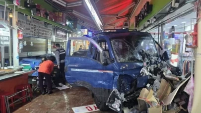 Pazar yerine araç daldı