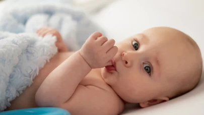 Bebeklerin parmak emme çılgınlığının altında ne var?
