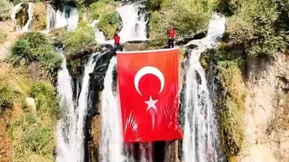 JAK Timinden gururlandıran görüntü: Bayrakları bayrak yapan üstündeki kandır. Toprak, uğrunda ölen varsa vatandır