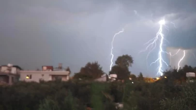 Hatay’da art arda yıldırımlar düştü