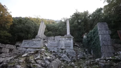 Termessos'taki iki anıt mezar ayağa kaldırılıyor