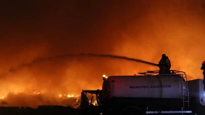 Menemen Belediyesi’ne ait alanda çıkan yangına itfaiye müdahale ediyor