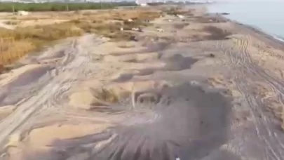 Antalya’da sahilden çalınan 50 kamyon kum geri döküldü: dev çukurlar ortaya çıktı
