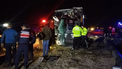 Denizli'de minibüs yolcu otobüsüyle çarpıştı