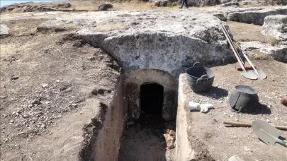 Tharsa Antik Kenti’nde 1800 yıllık oda mezarı keşfedildi