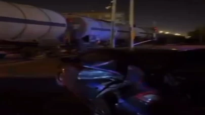 Yük treni, hemzemin geçitte otomobile çarpıştı