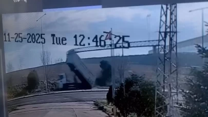 Kamyonun açılan damperi direkleri yıktı: O anlar kamerada