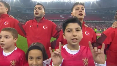 Millilerle seremonide yer alan çocuklardan ‘kurt’ işareti