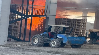 İnegöl’de palet fabrikasında yangın: 1 işçi yaralandı