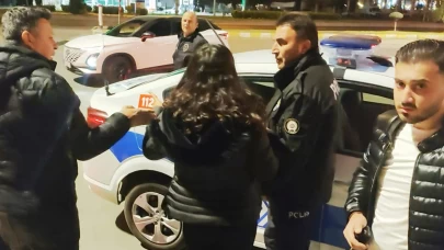 Anne ve baba, avukat kızlarını taksi durağına kilitledi