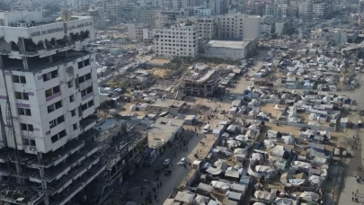 Bir zamanlar törenlerin yapıldığı meydan, şimdi evsizlerin sığınağına dönüştü