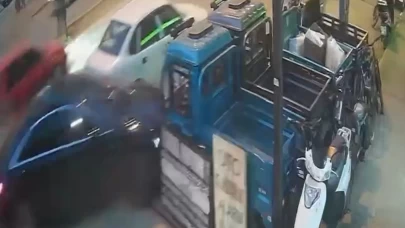 Adana’da otomobil kaldırımdaki motosikletlere daldı: Kaza anı kamerada