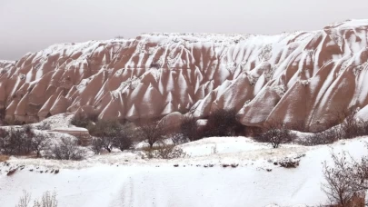 Kapadokya’da mevsimin ilk karı peribacalarını beyaza bürüdü: Masalsı manzaralar turistlerin ilgisini çekti