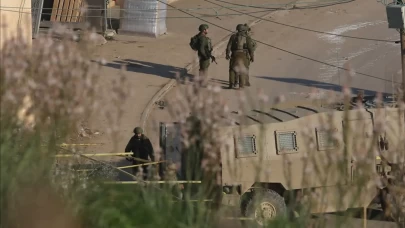 İsrail ordusu Tubas’ta 60 Filistinliyi gözaltına aldı, onlarca aile evlerinden zorla çıkarıldı