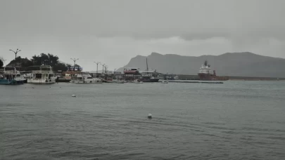 Doğal gaz sondaj gemileri fırtınadan Amasra Limanı'na sığındı