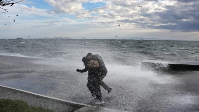 İstanbul'da dev dalgalara aldırış etmeden fotoğraf çekildiler