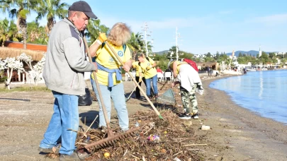 Bodrum’da sağanak sonrası sahil atıkla doldu: Gönüllüler Bitez kıyısını temizledi