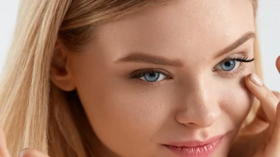 Göz altı ışıltısını artıran ev rutini şaşırtıyor