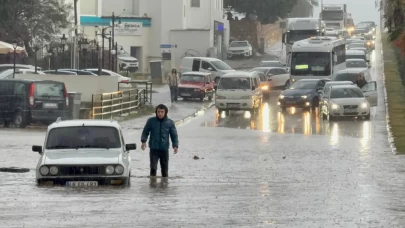 Bodrum’da sağanak hayatı felç etti: Cadde ve sokaklar göle döndü