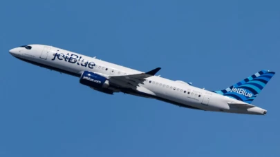 Son anda kurtarıldı: Yolcu uçağı, askeri uçakla kafa kafaya geldi!