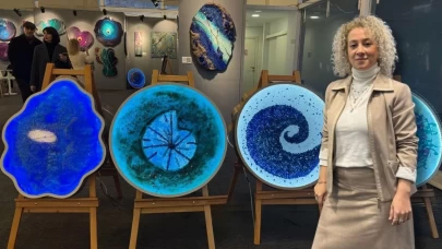 “Zamanın Ötesinde”: İffet Saraçoğulları’ndan zamansız bir durak