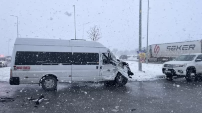 Kayseri'de tır ile işçi servisi çarpıştı: 11 kişi yaralandı