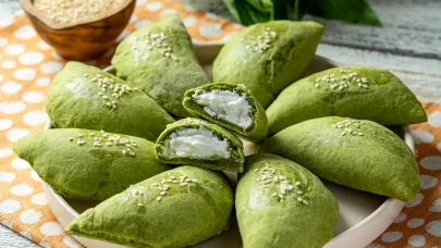 Labneli iç harcıyla öne çıkan yeşil poğaça tarifi