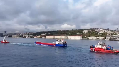 İstanbul Boğazı'nda arızalanan kuru yük gemisi, Ahırkapı Demir Sahası’na çekildi