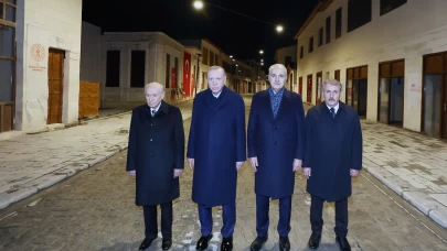 Dünyanın ilk aydınlatılan caddesi! Yeniden ışıklarla buluştu