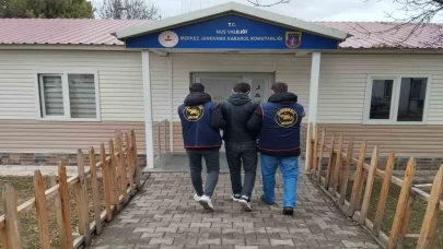 Kamu görevlisi gibi davranarak dolandıran hükümlü yakalandı