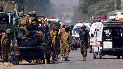 Pakistan'da polis aracına bombalı saldırı
