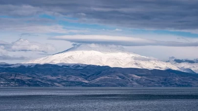 Süphan Dağı’nın zirvesinde nadir mercek bulutu görüntülendi