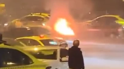 Beyoğlu’nda seyir halindeki taksi alev aldı: Yolcular son anda kurtuldu