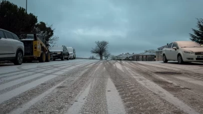 Ankara’da kar etkili oldu, araçlar ve çatılar beyaza kaplandı