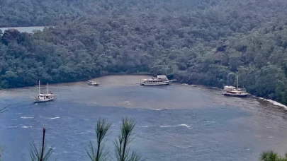 Marmaris'te fırtınada 3 gezi teknesi karaya oturdu