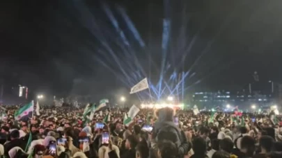 Suriyeliler Esad rejiminin devrilmesinin 1’inci yıl dönümünü Emevi Meydanı’nda kutladı