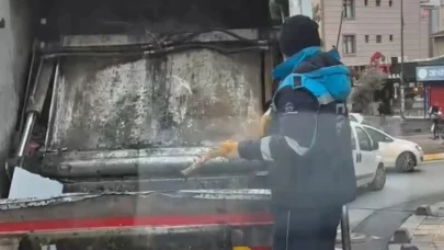 Çöpten çıkan bağlama gönüllere dokundu