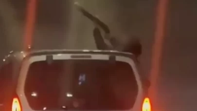 JANDARMA Genel Komutanlığı, Trabzon'daki Şehit Eren Bülbül Tünelleri'nde ilerleyen bir araçtan pompalı tüfekle ateş eden 2 şüphelinin yakalandığını duyurdu.  Jandarma Genel Komutanlığı'nın sosyal medya hesabından yapılan açıklamaya göre; Trabzon'nun Ortahisar ilçesi Şehit Eren Bülbül Tünelleri’nde bir araçtan ateş edildiğine ilişkin görüntülerin tespit edilmesi üzerine, İl Jandarma Komutanlığı emrinde görevli ekipler hızla harekete geçti. Araç sürücüsü ile araçtan ateş ettiği belirlenen 2 şüpheli, jandarma ekipleri tarafından kısa sürede yakalandı. Araç sürücüsü ve silahla ateş eden kişi hakkında trafik jandarması tarafından idari para cezası uygulandı. Olayda kullanılan silah muhafaza altına alınırken ateş ettiği tespit edilen şüpheli, işlemlerinin ardından adliyeye sevk edilmek üzere gözaltına alındı.