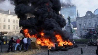 Avrupalı çiftçiler, Brüksel'de sokakları traktörlerle kapattı